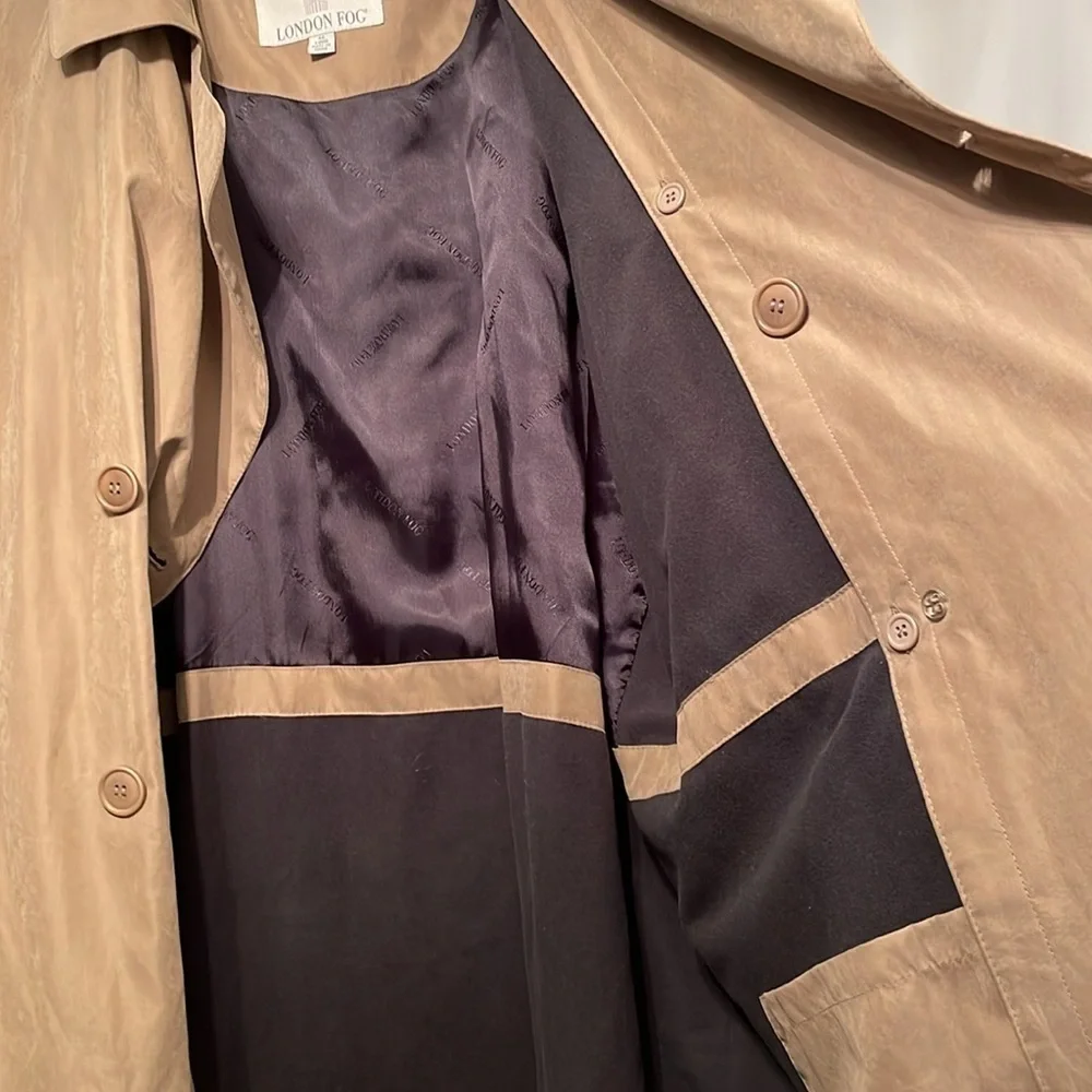 LONDON FOG RAIN COAT WITH LINER SIZE 42 long. Camel